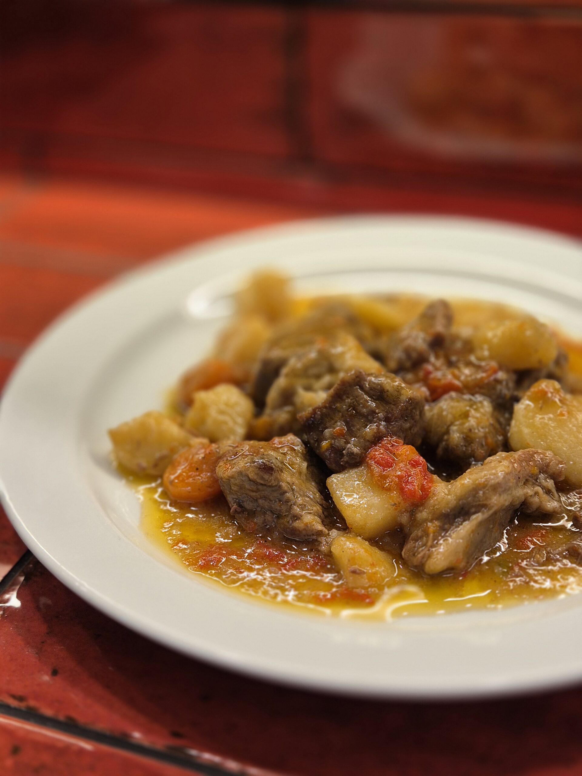 Estofat de vedella amb patates, plat típic català del menú de migdia del restaurant La Cabra