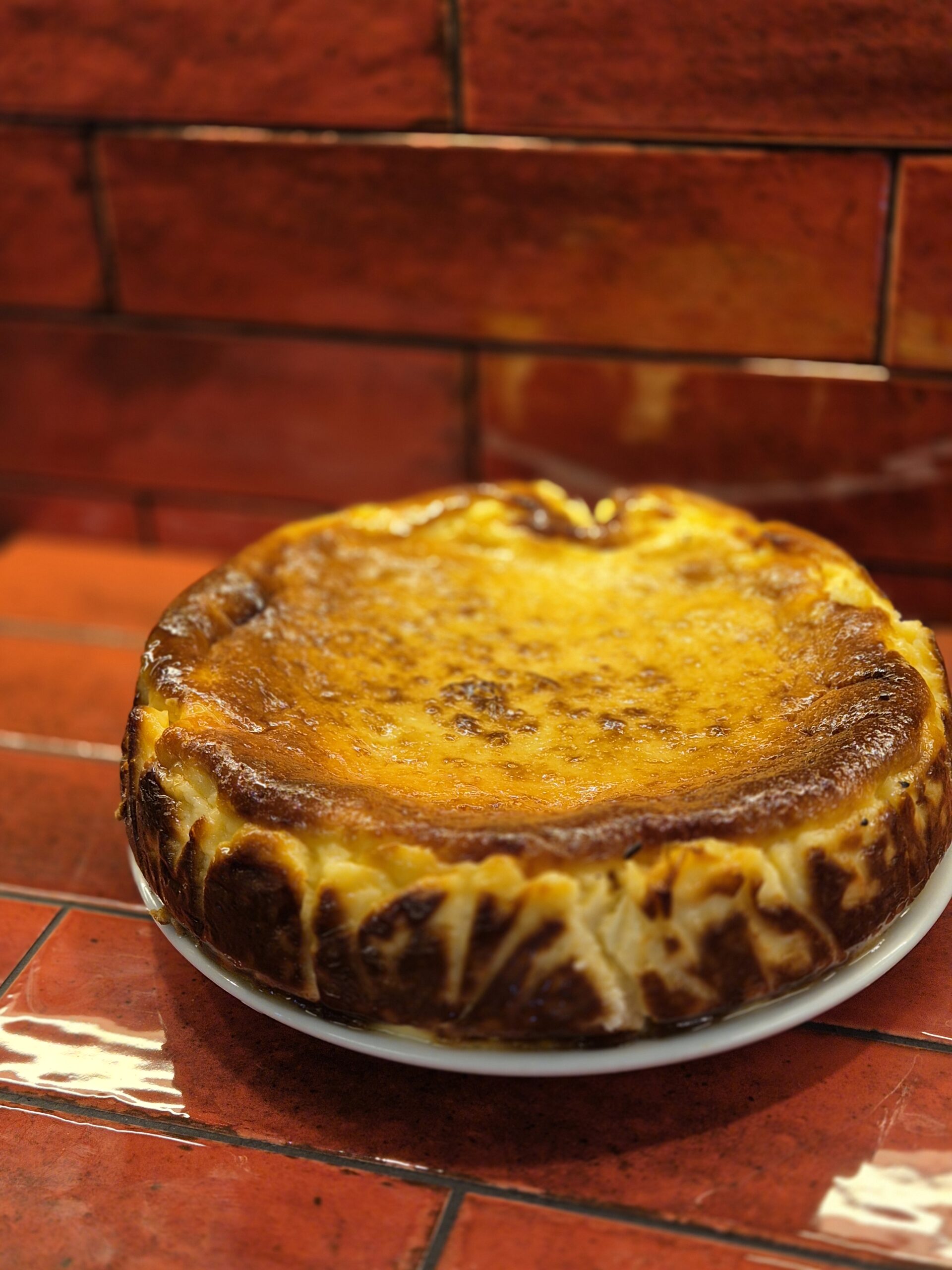 Pastís de formatge casolà fet a casa, postres tradicionals de cuina catalana