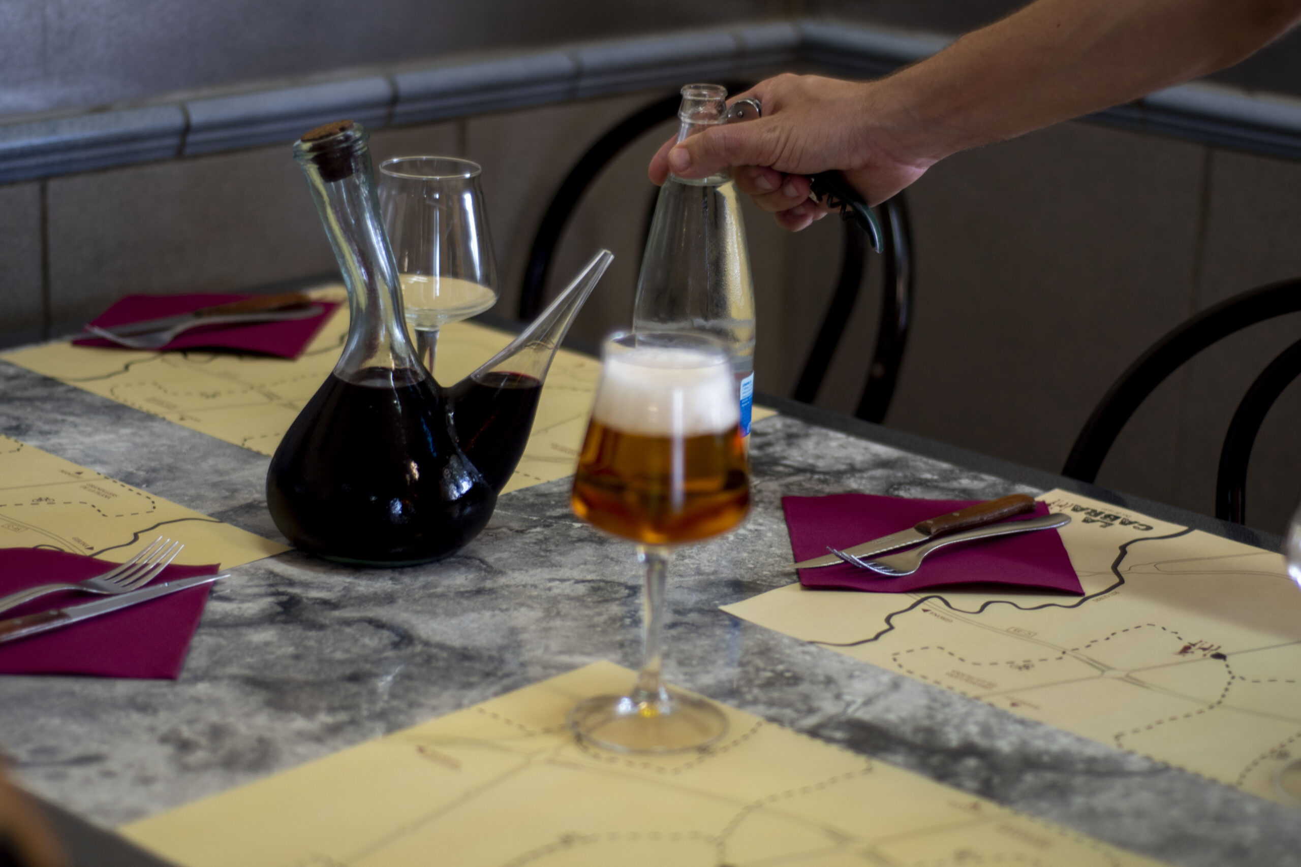 Vi i cervesa servits a taula durant un àpat de cuina tradicional catalana