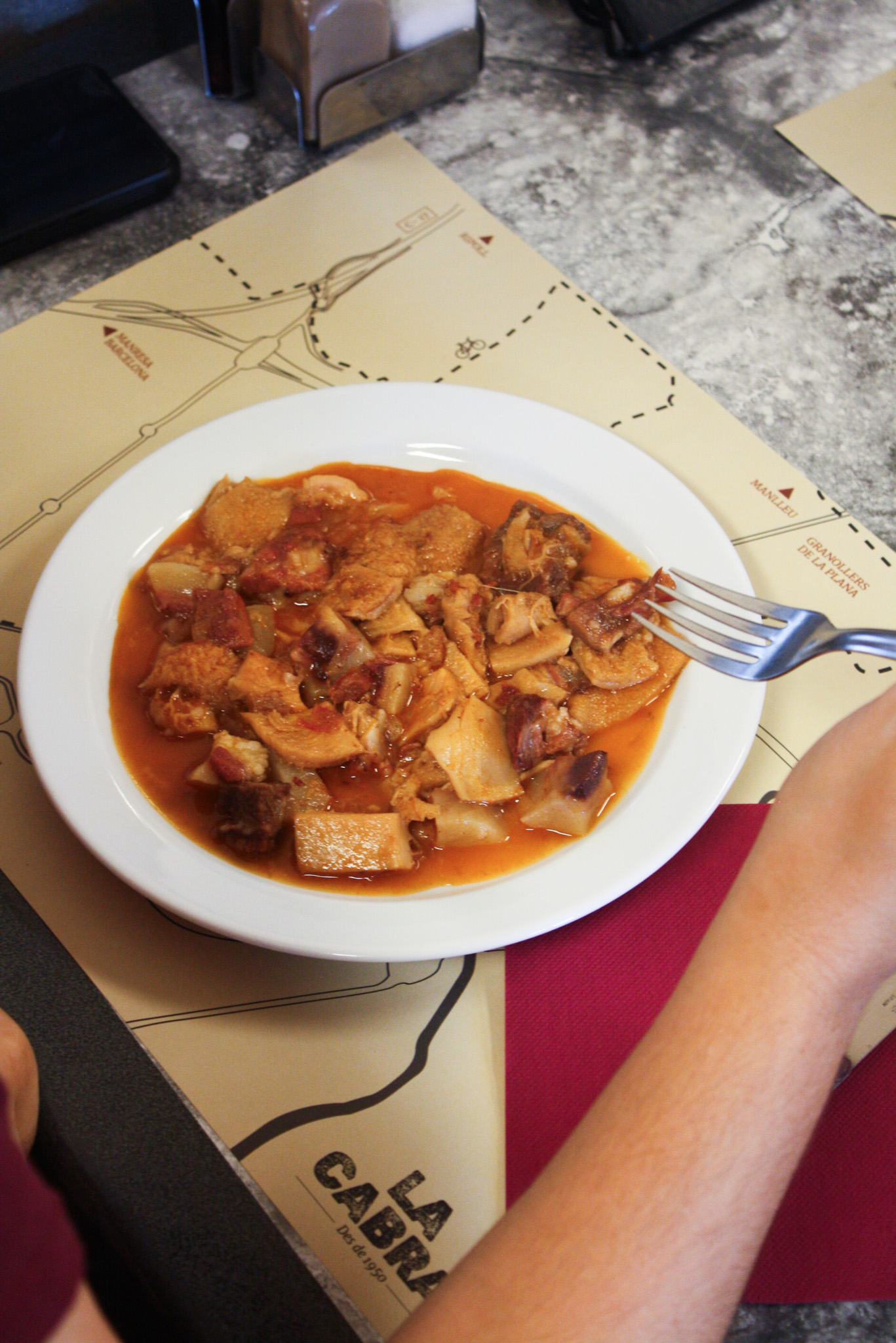 Cap i pota casolà servit a taula, esmorzar de forquilla típic de Catalunya