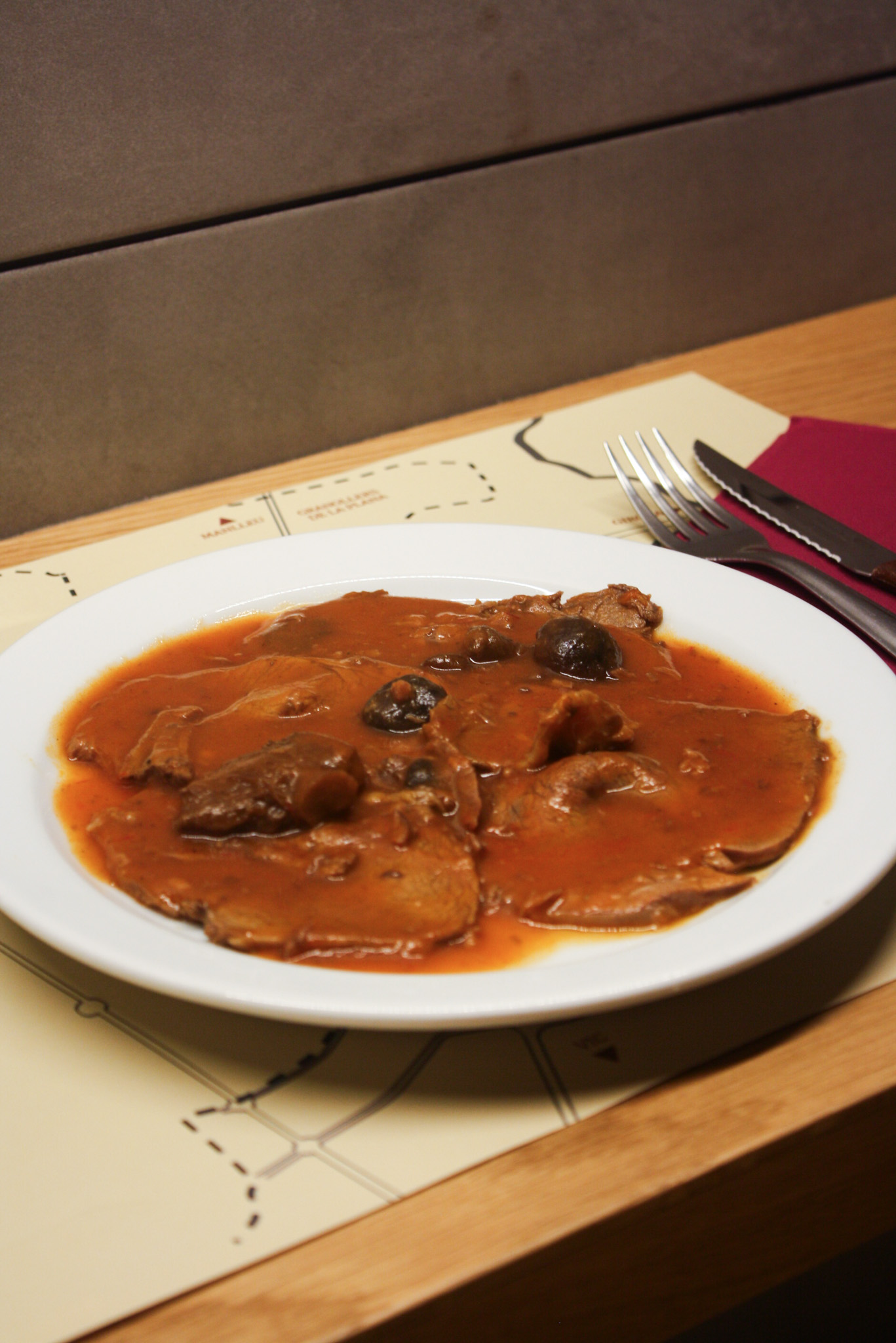 Vedella amb bolets cuinada a foc lent, plat típic català del menú de migdia