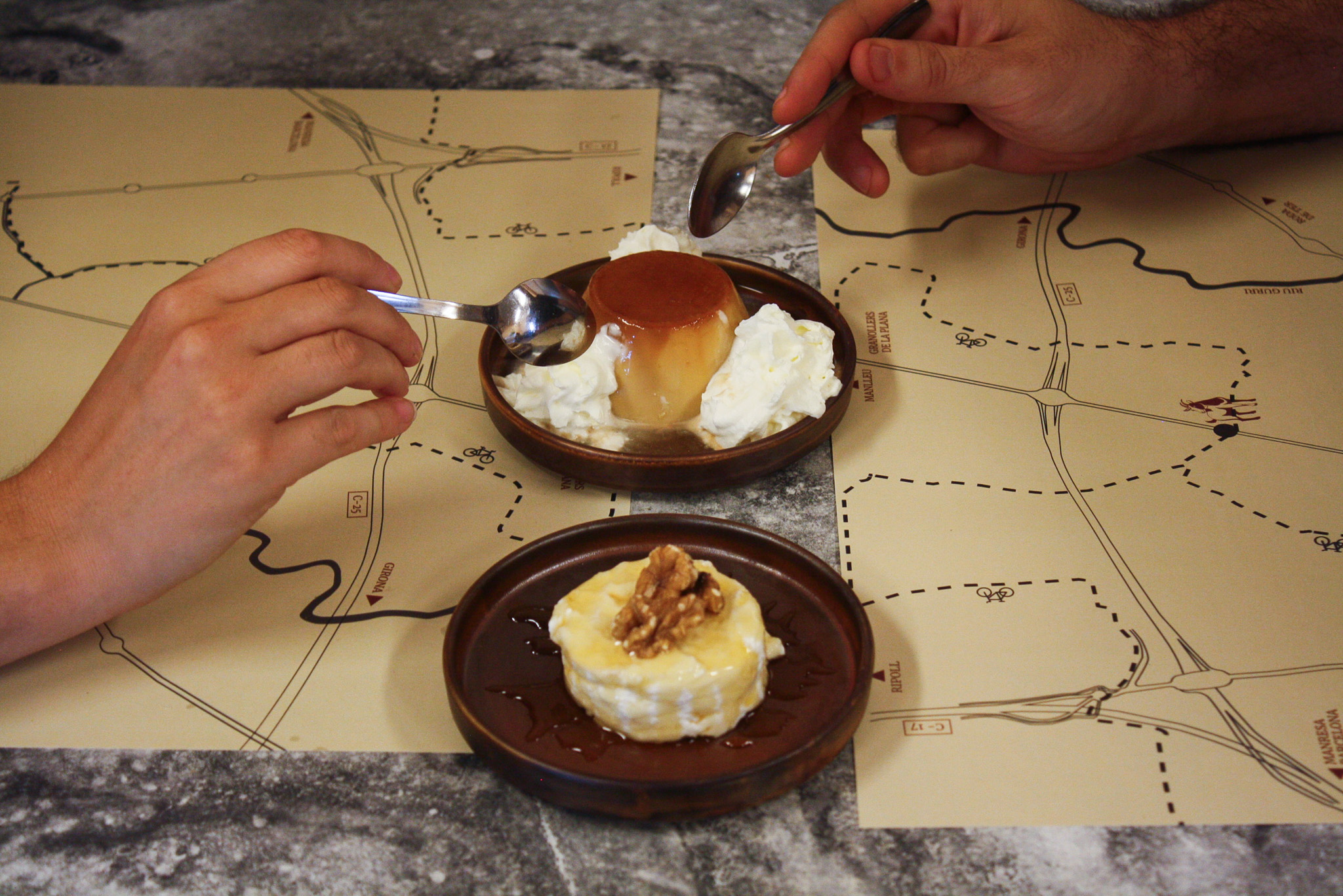 Flam i mató amb mel, postres casolanes típiques de la gastronomia catalana